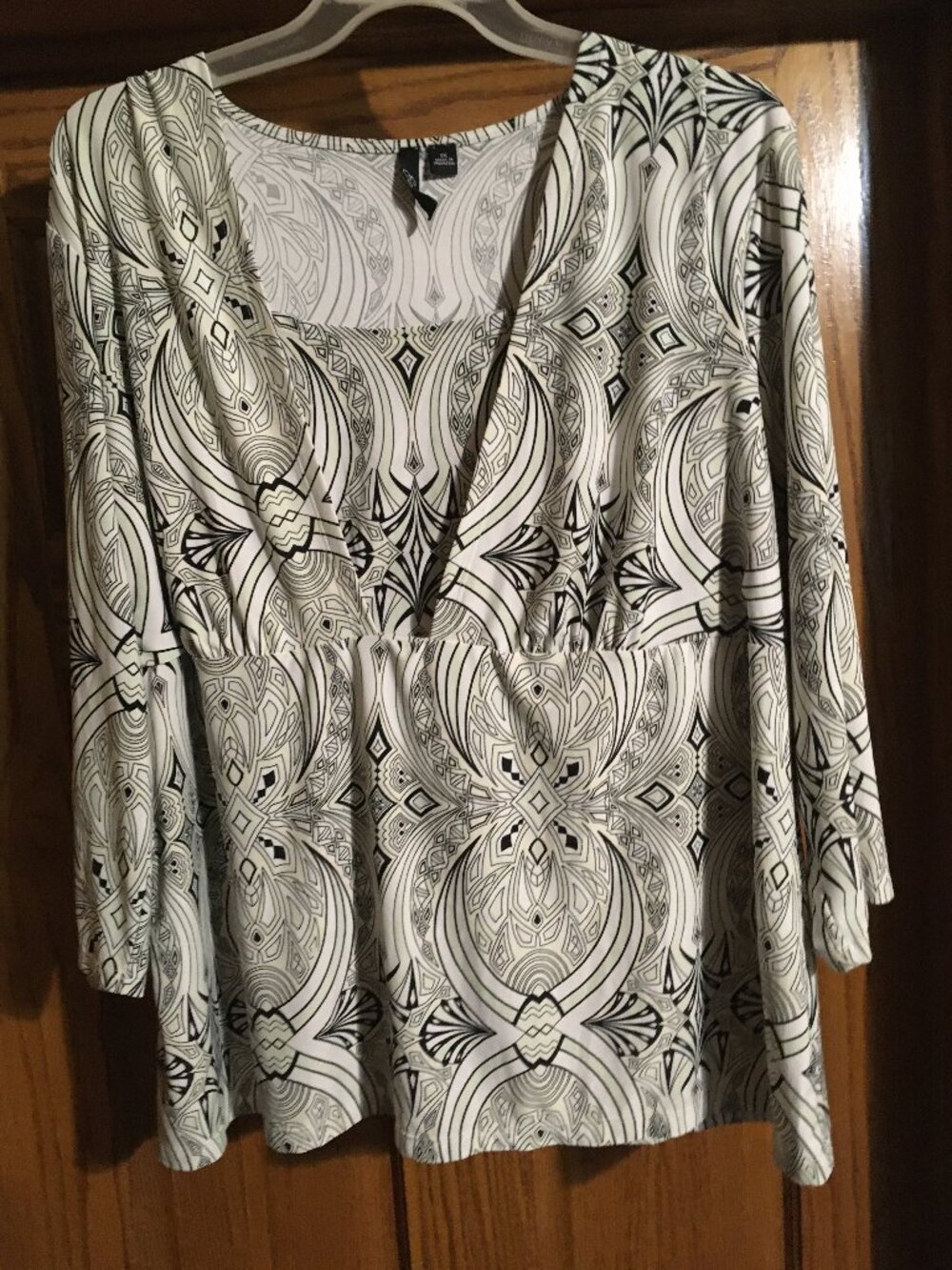 ESSENTIALS BY MILANO WHITE BLACK GREEN PAISLEY TOP V NECK 1X